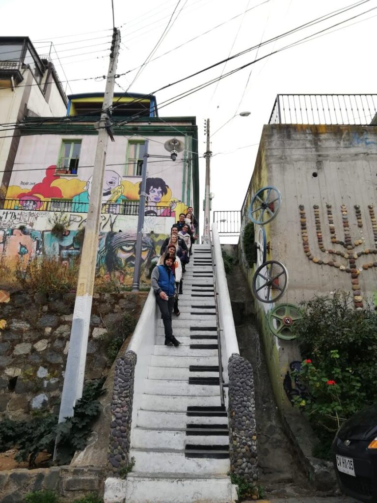 escada de piano em valparaiso chile