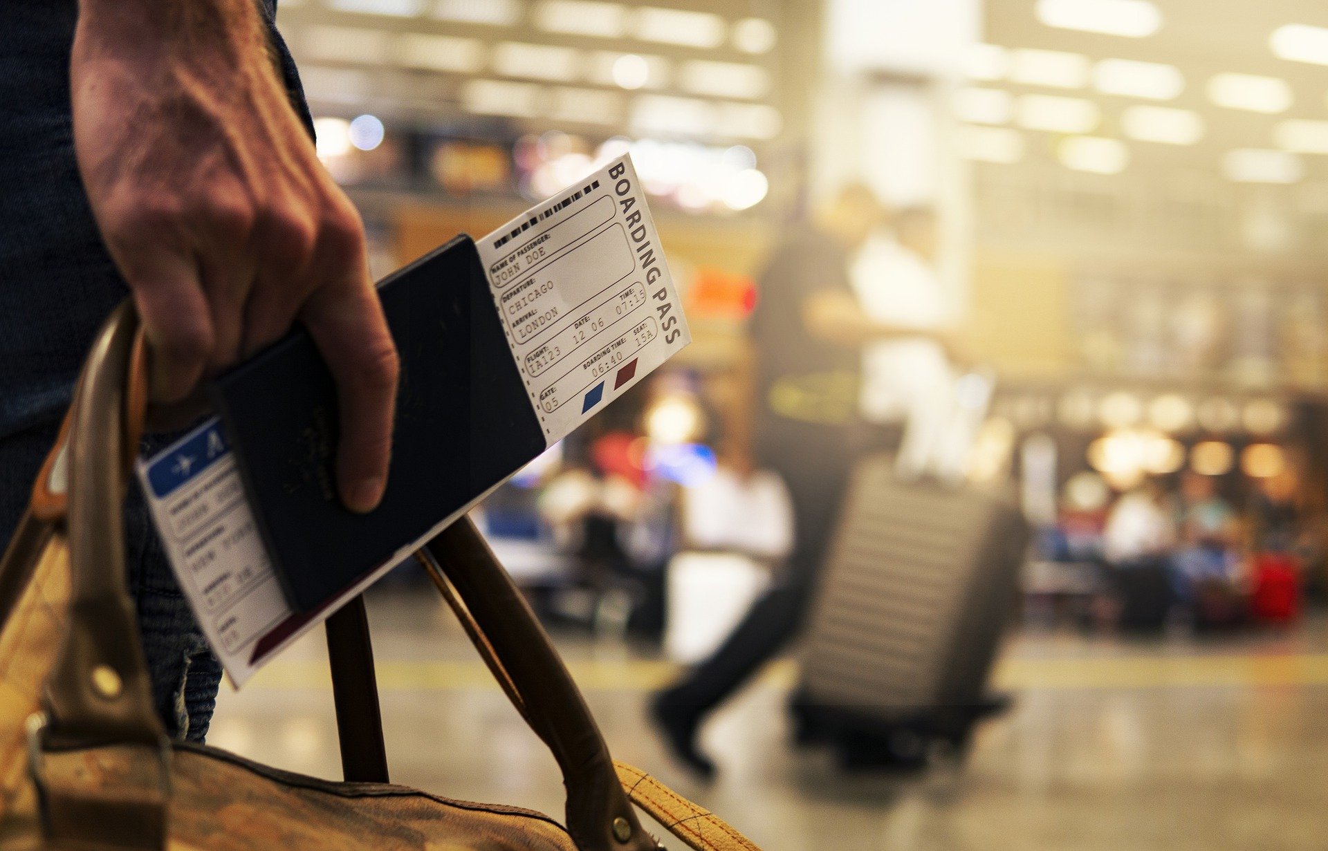 Passageiro com passaporte nas mãos no aeroporto
