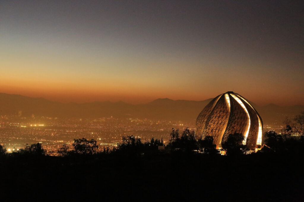 templo bahai de noite