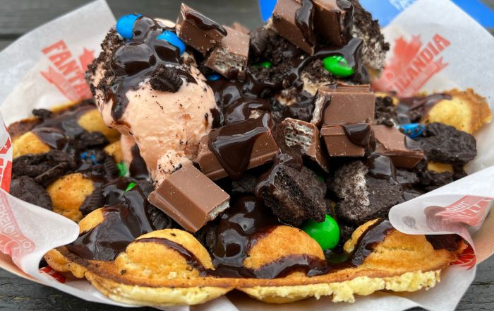 Bubble Waffle com três bolas de sorvete do Fantasilandia