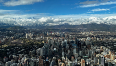 Cordilheira dos Andes vista do Costanera Center em Santiago no Chile