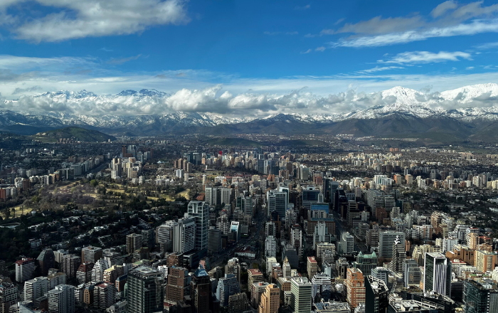 Cordilheira dos Andes vista do Costanera Center em Santiago no Chile